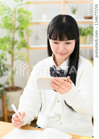 學習智慧型手機的高中女孩 114677159