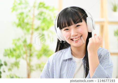 高中女生耳機拳頭泵 114677193