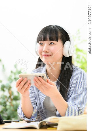 高中女生耳機智慧型手機 114677194