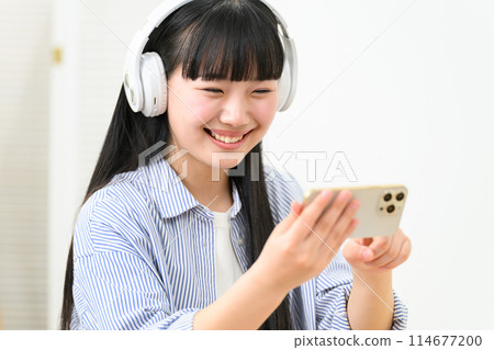 高中女生耳機智慧型手機 114677200
