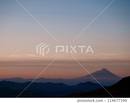 Mount Fuji at sunrise as seen from the northern Yatsugatake mountains 114677399