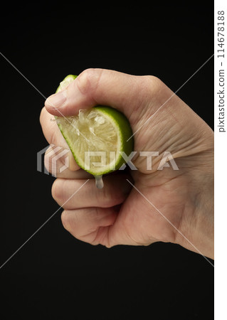 Squeeze the lime by hand Squeeze the lime by hand 114678188
