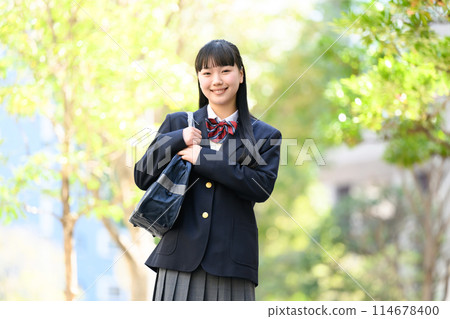 高中女生通勤到學校新鮮的綠色植物 114678400