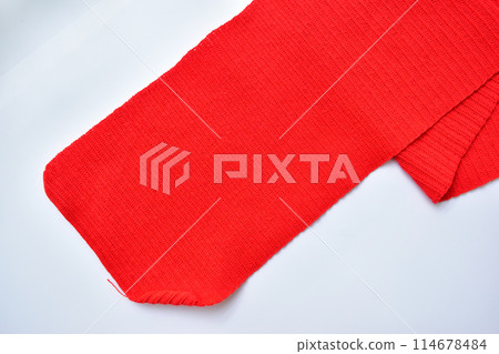 red wool knitted yarn texture, woolen fabric on white background 114678484