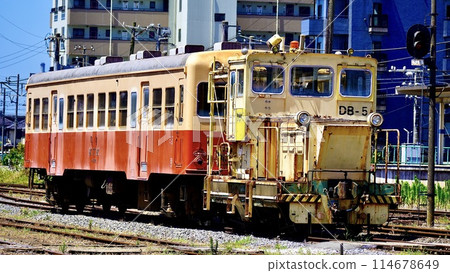 牽引車停靠在千葉縣小湊鐵道五井站 牽引車停靠在千葉縣小湊鐵道五井站 114678649