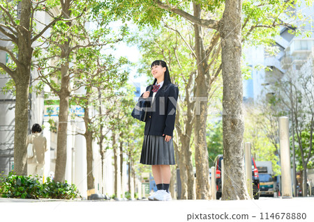 High school girl, commuting, fresh green, whole body 114678880