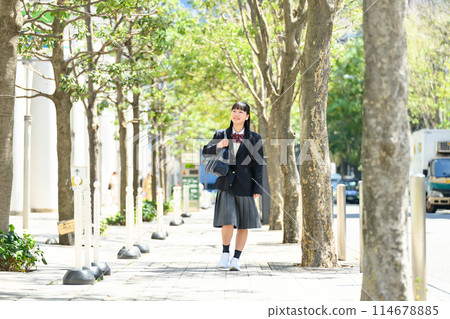 High school girl, commuting, fresh green, whole body 114678885
