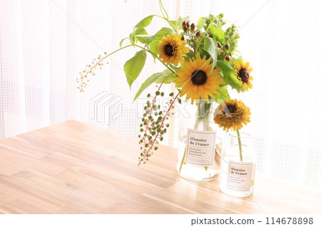 花瓶裡的黃色向日葵 花瓶裡的黃色向日葵 114678898