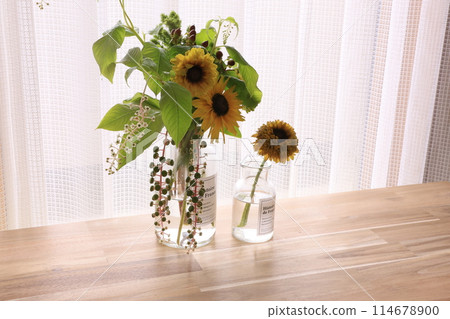 花瓶裡的黃色向日葵 花瓶裡的黃色向日葵 114678900