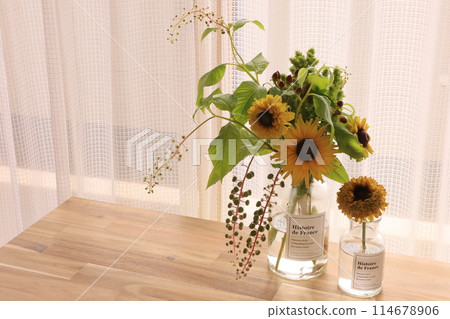 花瓶裡的黃色向日葵 花瓶裡的黃色向日葵 114678906