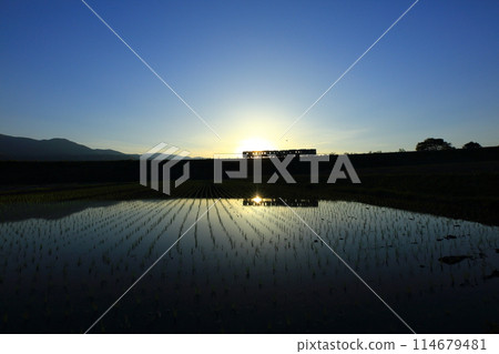 黃昏的天空和小海線反射在水面上 114679481
