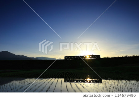黃昏的天空和小海線反射在水面上 黃昏的天空和小海線反射在水面上 114679490