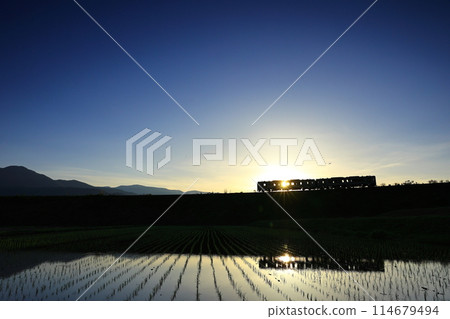 黃昏的天空和小海線反射在水面上 114679494