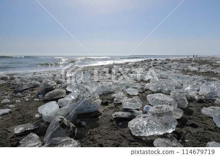 可以看到人們在珠寶冰淇淋中漫步的大津海灘 114679719