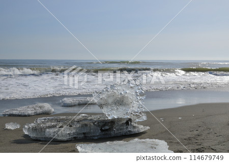 珠寶冰淇淋在海灘上閃閃發光的大津海岸仲冬風景 珠寶冰淇淋在海灘上閃閃發光的大津海岸仲冬風景 114679749