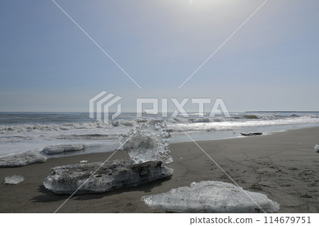 珠寶冰淇淋的冬季傳統大放異彩的大津海岸風景 114679751