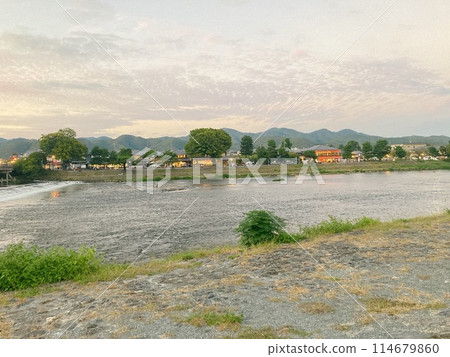 從河床看沿河 從河床看沿河 114679860