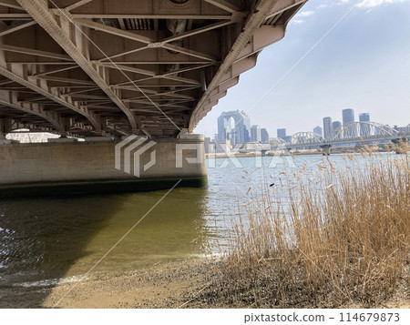 從沿河的鐵軌下看大阪梅田 從沿河的鐵軌下看大阪梅田 114679873