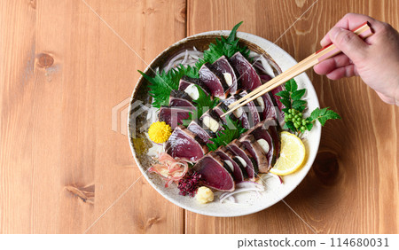 Seared bonito (aerial view) 114680031