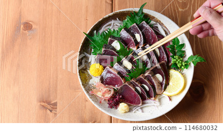 Seared bonito (aerial view) 114680032