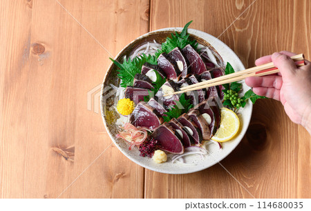 Seared bonito (aerial view) 114680035
