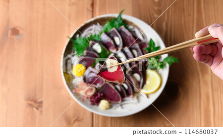 Seared bonito (aerial view) 114680037