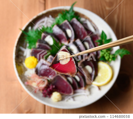 Seared bonito (aerial view) 114680038