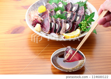 Seared bonito dipped in ponzu sauce (Nanki Katsuura Port) 114680122