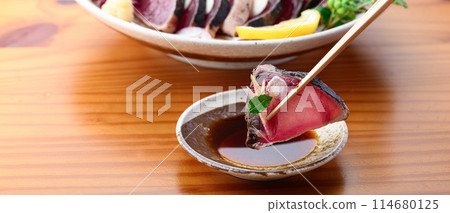 Seared bonito dipped in ponzu sauce (Nanki Katsuura Port) Seared bonito dipped in ponzu sauce (Nanki Katsuura Port) 114680125