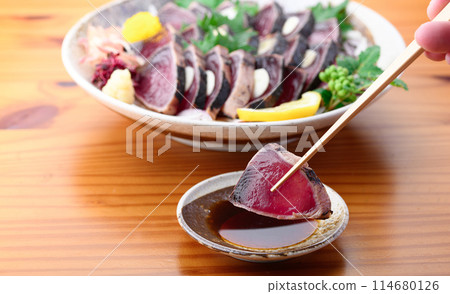 將烤鰹魚沾滿柳橙醬(南紀勝浦港) 將烤鰹魚沾滿柳橙醬(南紀勝浦港) 114680126