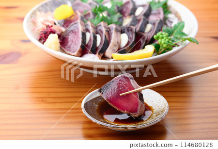 將烤鰹魚沾滿柳橙醬（南紀勝浦港） 114680128