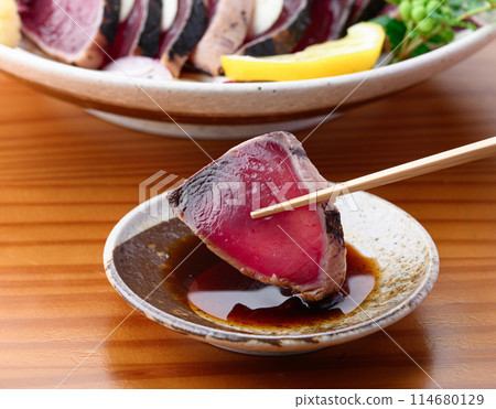 Seared bonito dipped in ponzu sauce (Nanki Katsuura Port) 114680129