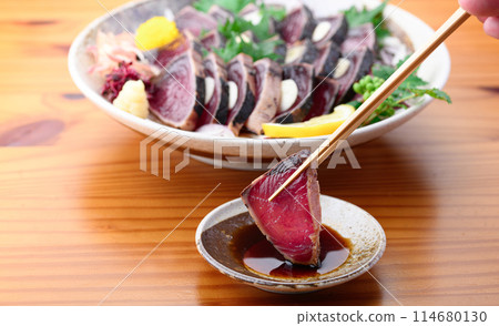 將烤鰹魚沾滿柳橙醬（南紀勝浦港） 114680130