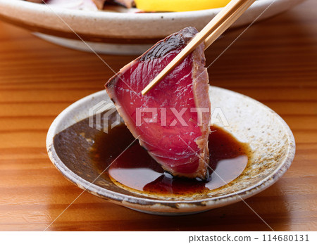 將烤鰹魚沾滿柳橙醬（南紀勝浦港） 114680131