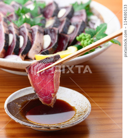 將烤鰹魚沾滿柳橙醬（南紀勝浦港） 114680133