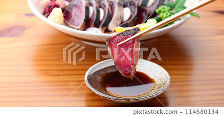 Seared bonito dipped in ponzu sauce (Nanki Katsuura Port) Seared bonito dipped in ponzu sauce (Nanki Katsuura Port) 114680134