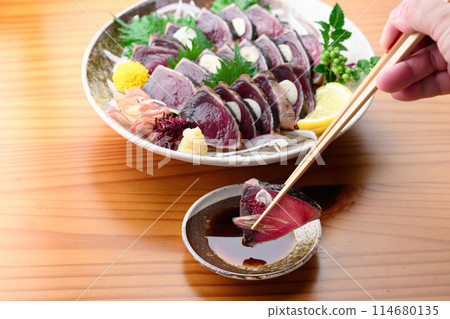 Seared bonito dipped in ponzu sauce (Nanki Katsuura Port) Seared bonito dipped in ponzu sauce (Nanki Katsuura Port) 114680135