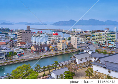 從愛媛郡今治市今治城的天守閣眺望北城區（通町、惠比壽町、今治港等） 114680218