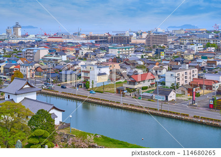 從愛媛郡今治市今治城的天守閣眺望東部城區（枝堀町、三須賀町等） 114680265