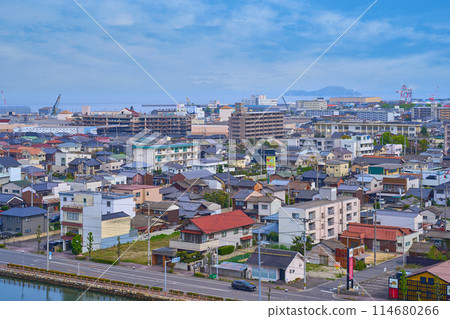 從愛媛郡今治市今治城的天守閣眺望東部城區(枝堀町、三須賀町等) 從愛媛郡今治市今治城的天守閣眺望東部城區(枝堀町、三須賀町等) 114680266