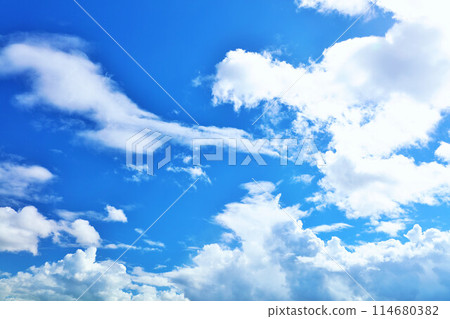 夏天藍天和雲彩 夏天藍天和雲彩 114680382