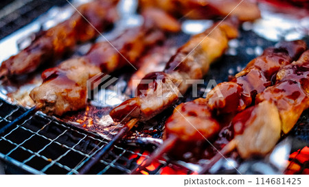 放在鋁箔紙上的烤雞肉串 放在鋁箔紙上的烤雞肉串 114681425