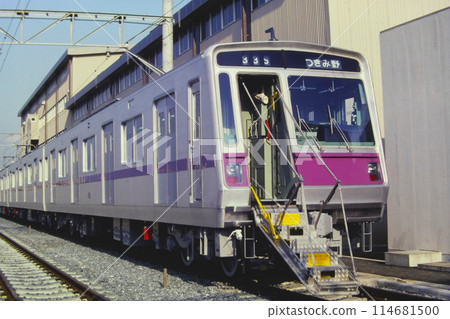 東京地鐵 8000 系列,緊急梯降下,鷺沼車輛檢查區,1981 年 2 月 28 日 東京地鐵 8000 系列,緊急梯降下,鷺沼車輛檢查區,1981 年 2 月 28 日 114681500