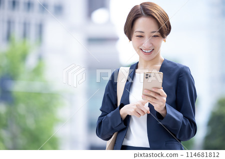 一個女人用商務智能手機的肖像 114681812