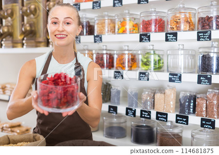Girl seller is demonstraiting Flower of Hibiscus Girl seller is demonstraiting Flower of Hibiscus 114681875