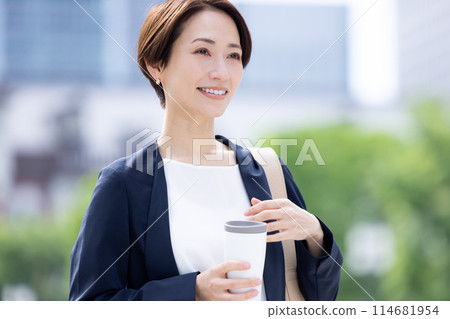 女商人，帶著不倒翁行走的女人 114681954