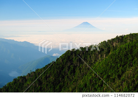 黎明時分，從日本百座名山之一的甲部新嶽山頂眺望富士山 114682072
