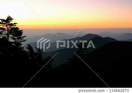 從日本百座名山之巔古部新岳眺望黎明 114682073