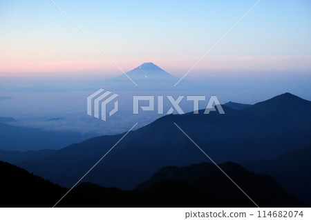黎明時分，從日本百座名山之一的甲部新嶽山頂眺望富士山 114682074