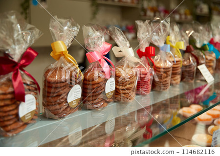 Packaged cookies with colorful ribbons on a bakery display shelf 114682116